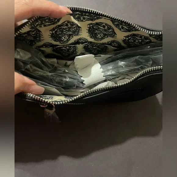 Ed Hardy Nova black crossbody bag with Red Hearts Design and embellishments BNWT - Picture 6 of 8